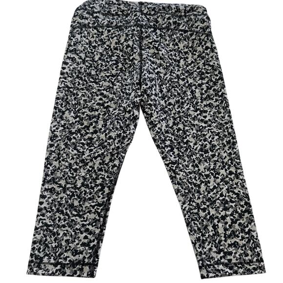 Under Armour Leggings Womens Medium‎ Black Camo Athletic HeatGear Compression - Picture 2 of 9